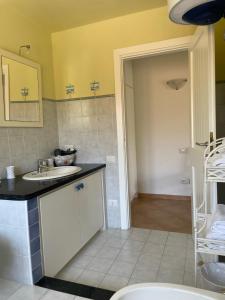 uma pequena casa de banho com um lavatório e um chuveiro em Case del Mar em Santa Teresa Gallura