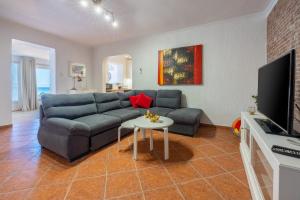 uma sala de estar com um sofá e uma mesa em Apartments Villa Dora em Kraljevica