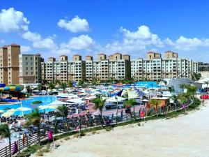 Blick auf ein Resort mit Pool und Strand in der Unterkunft قريه اكوا فيو - الساحل الشمالى - الكيلو91 in El-Alamein
