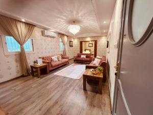 uma sala de estar com um sofá e uma mesa em شقة فندقية استديو بطحاءقريش مكة em Meca