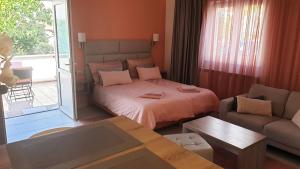 um quarto com uma cama, um sofá e uma mesa em House Marić em Porec
