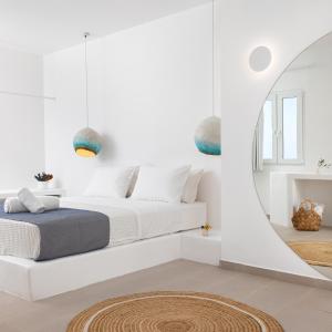 卡馬利的住宿－VOCA HOTEL & SUITES，白色卧室配有床和镜子