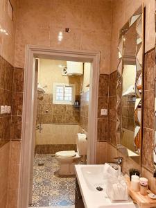 a bathroom with a toilet and a sink and a mirror at شقة فندقية استديو بطحاءقريش مكة in Mecca