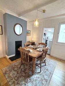 una sala da pranzo con tavolo e sedie in legno di Martha's cottage by the sea a Gorleston-on-Sea