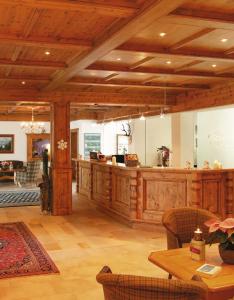 salon z drewnianym sufitem i stołem w obiekcie Sporthotel Schönruh w mieście Ehrwald