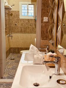 a bathroom with two sinks and a shower at شقة فندقية استديو بطحاءقريش مكة in Makkah