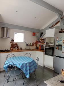 Кухня или мини-кухня в Maison de charme
