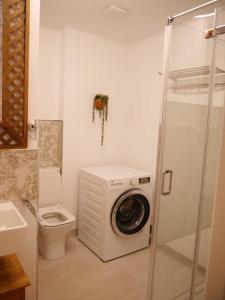 bagno con lavatrice e servizi igienici di Apartamento Guadiana Sol a Estepona