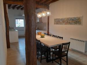 una cucina e una sala da pranzo con tavolo e sedie di Casa Rural Triticum 