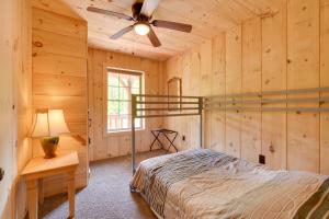 een slaapkamer met een bed en een plafondventilator bij Stunning North Rose Retreat with Fishing Pond! 