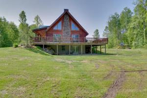 Vườn quanh Stunning North Rose Retreat with Fishing Pond!