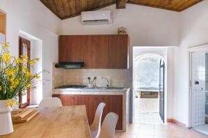 une cuisine avec un évier et une table avec des chaises dans l'établissement La terrazza sul Lete, à Prata Sannita