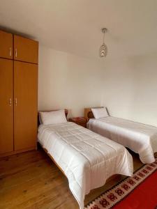 sypialnia z 2 łóżkami i szafką w obiekcie Vila 8 Kruje w mieście Kruja