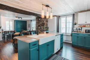 a kitchen with blue cabinets and a counter top at Auberge de l'Ouest in Deschambault