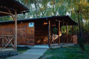 CotihanaLa Cotihana的小木屋设有黑色屋顶