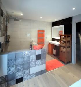 ein Bad mit einem Waschbecken und einem Spiegel in der Unterkunft Superbe Villa d'architecte à 2 pas de la mer in Clohars-Carnoët