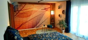 ein Wohnzimmer mit einer Wand und einem großen Fenster in der Unterkunft Ferienwohnung Direkt Oberhof in Murg