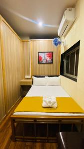 a small room with a bed with a yellow platform at Casa Cabin Stay Mumbai in Mumbai