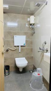 a bathroom with a toilet and a sink at Casa Cabin Stay Mumbai in Mumbai
