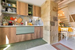 cocina con encimera y comedor en Le Dimore di Hanqorias, en Muro Leccese