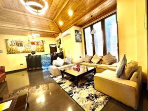 ein Wohnzimmer mit einem Sofa und einem Tisch in der Unterkunft Silver Cloud Hotel in Paro