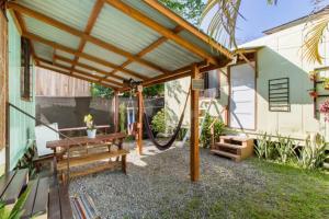 Garður fyrir utan Container House Cahuita