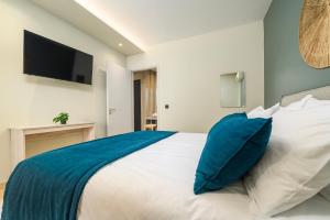 Ένα ή περισσότερα κρεβάτια σε δωμάτιο στο Nicolas Grand Suites, Adults Only