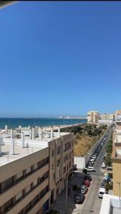 Blick auf den Strand von einem Gebäude in der Unterkunft Apartamento Vista-Beach in Cádiz
