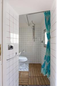 La salle de bains est pourvue de toilettes et d'un rideau de douche bleu. dans l'établissement La terrazza sul Lete, à Prata Sannita