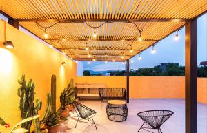 un patio con sillas y una mesa en un patio en Casa Antonio by Kukun, en Ciudad de México