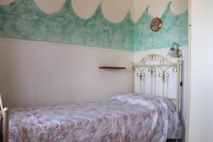 a bedroom with a bed in a room withpainted ceilings at Da Licia in Pianillo