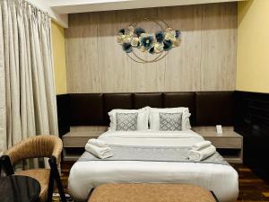 Un dormitorio con una cama grande y una lámpara de araña. en Silver Cloud Hotel en Paro