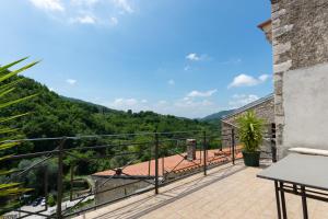 Elle comprend un balcon offrant une vue sur les montagnes. dans l'établissement La terrazza sul Lete, à Prata Sannita