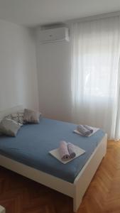 Una cama con dos toallas encima. en Rooms Hvar, en Hvar