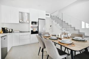 a kitchen and dining room with a table and chairs at Villa Luna in San Pedro del Pinatar