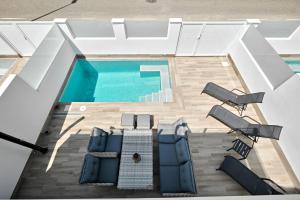 an overhead view of a swimming pool with blue furniture at Villa Luna in San Pedro del Pinatar