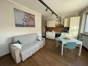 - un salon avec un canapé et une table dans l'établissement A Casa di Viola - Appartamento, à La Morra