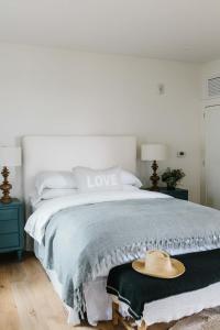 Ліжко або ліжка в номері The Wayback Boutique Hotel