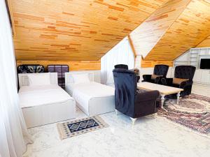 蓋貝萊的住宿－Gabala Mountain Lodge，配有一张床和一张桌子及椅子的房间