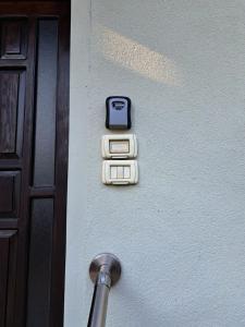 un cierre de una puerta con un reloj en ella en Green & Blue House, en Valbrona