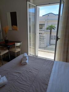 1 Schlafzimmer mit einem Bett und einem Balkon mit Aussicht in der Unterkunft GIOELE'S HOME in Scafati