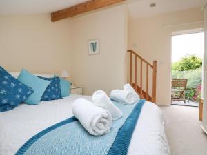 a room with a bed with towels on it at Little Hamlin in Callington