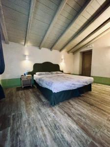 a bedroom with a large bed in a room at Chaledo Milagro in Ruino