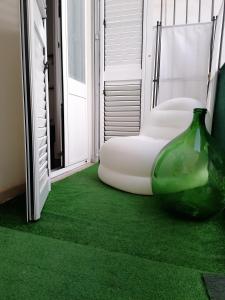 A seating area at queen 24