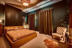 una camera con letto e sedia di Beautiful B&B On The Park a Belfast