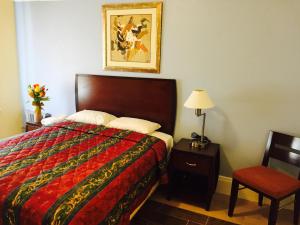 een hotelkamer met een bed en een stoel bij Aldrich Hotel in San Francisco