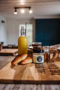 a table with bread and a bottle of orange juice at Auberge de l'Ouest in Deschambault