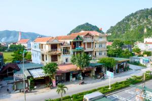 HOA PHUONG PHONG NHA Hotel في فونغ نها: اطلالة علوية على شارع في مدينة