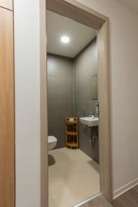 希歐福克的住宿－Római Panoráma apartman，一间带卫生间和水槽的浴室