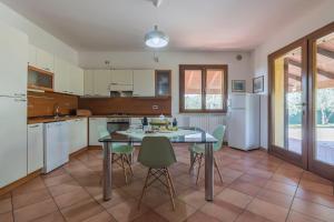 A kitchen or kitchenette at Villa Candelara